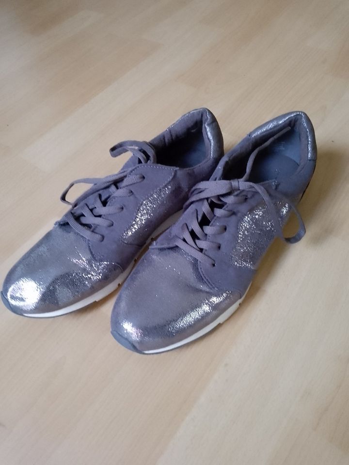 Schöne Tamaris active Sneakers Glitzer silbergrau Lack Gr. 41 in Fürstenau