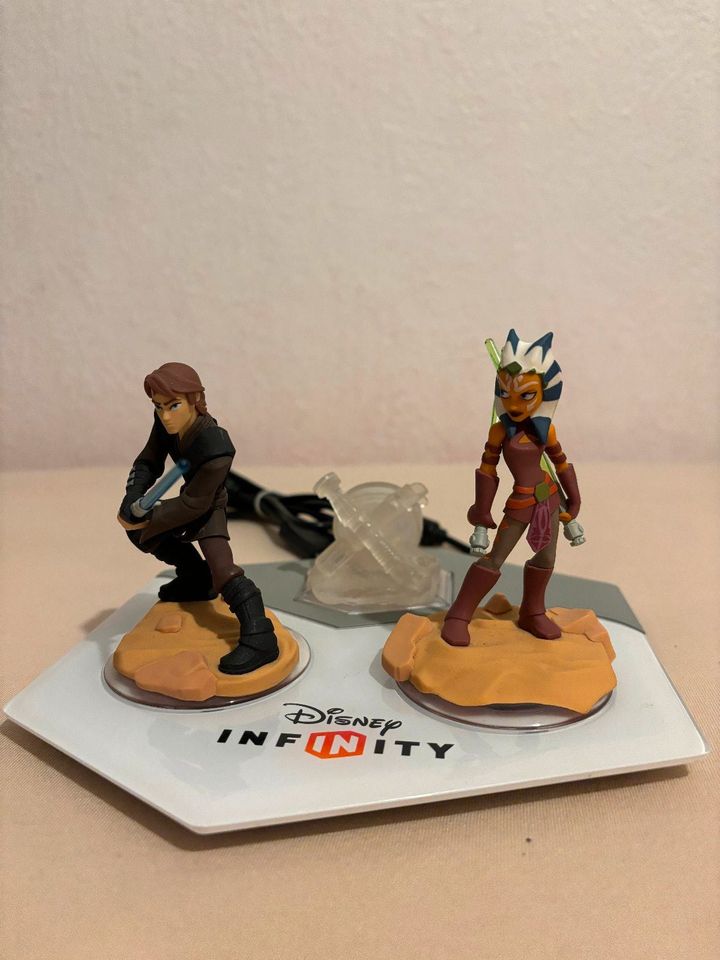 Wii U Disney Infinity 3.0 + 7 Figuren und Charakter Feld in Böbrach