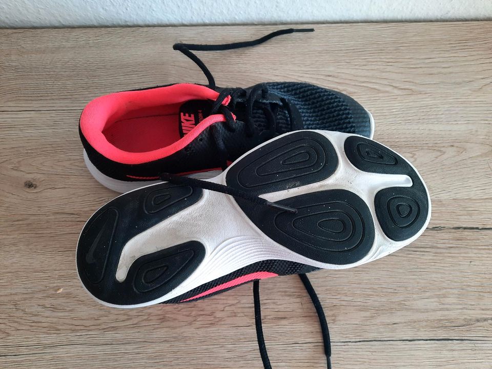 Schuhe Nike Gr. 35 in Zandt