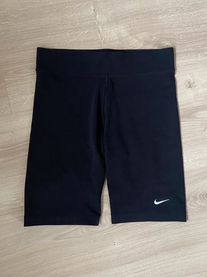 Nike Radler Shorts + T-Shirt - Größe M in Erkrath