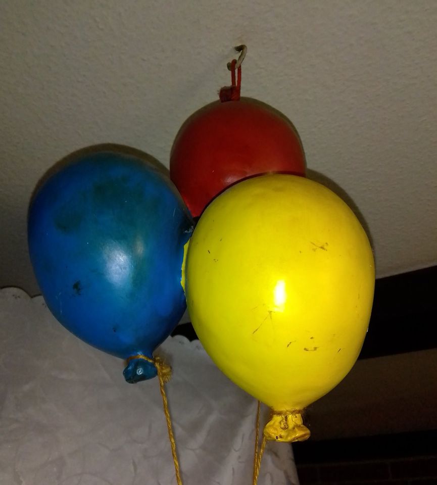 Hängender Clown auf Reise mit Koffer und Luftballon ca. 90 cm H in Lägerdorf
