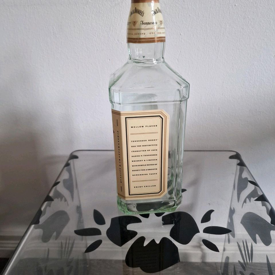 1 leere 1 Liter Jack Daniels Honey Flasche an Bastler in Berlin
