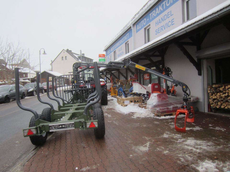 FARMA Rückewagen T7 mit Forstkran C5,1 Zange Rotator in Glashütte