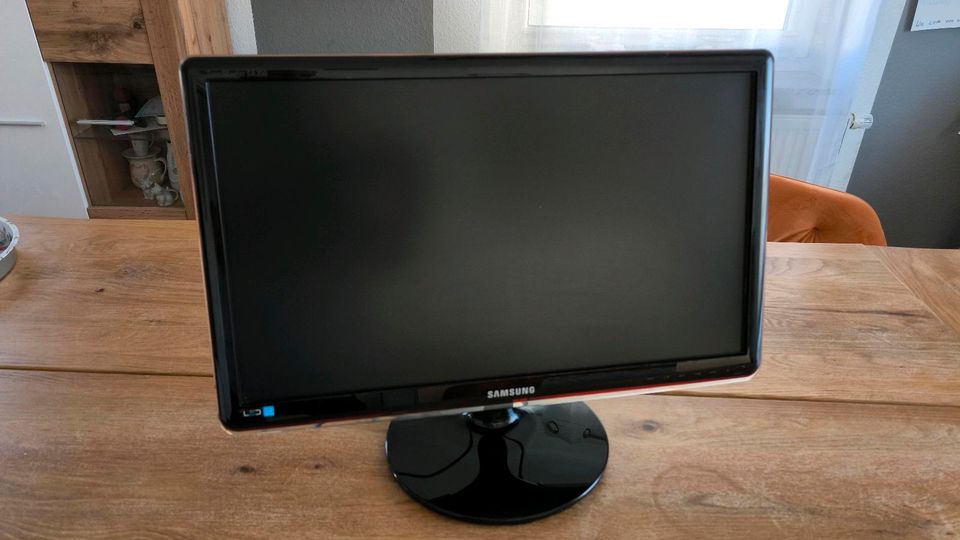 Gamer PC (ohne Festplatten) inklusive Monitor in Donaueschingen