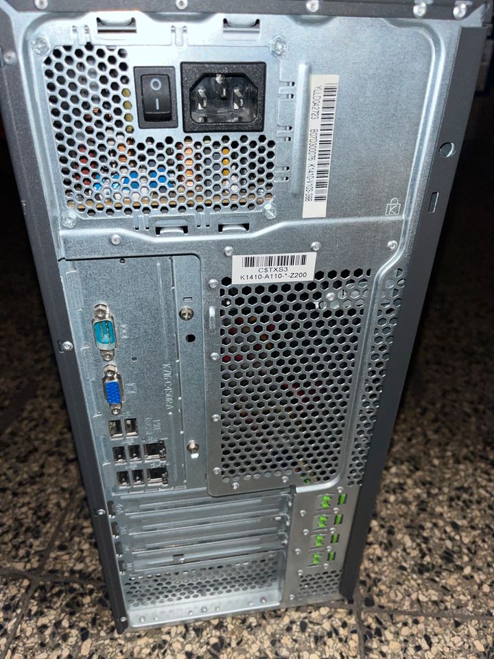 Fujitsu Primergy TX100 S3 Server mit Laufwerken in Duisburg