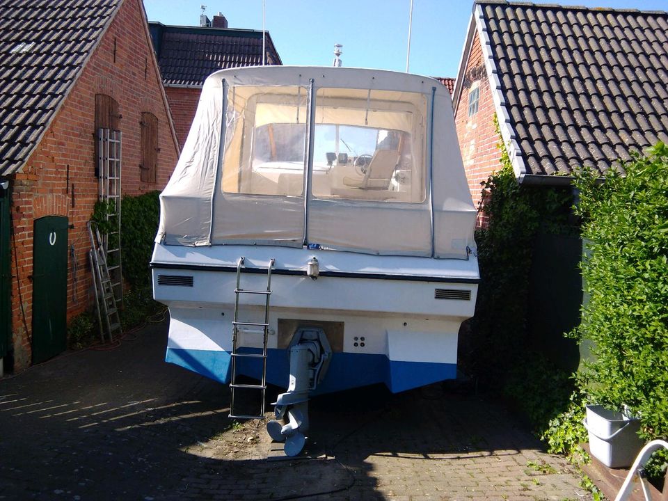 Kajütboot 8 m mit Trailer in Dassow