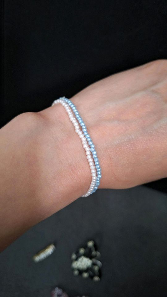 Perlenarmband weiß und hellblau Armband Armschmuck in Jüchen