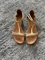 Leder Sandalen Sandaletten 40 Unisa beige gold Riemchensandalen Nordrhein-Westfalen - Troisdorf Vorschau