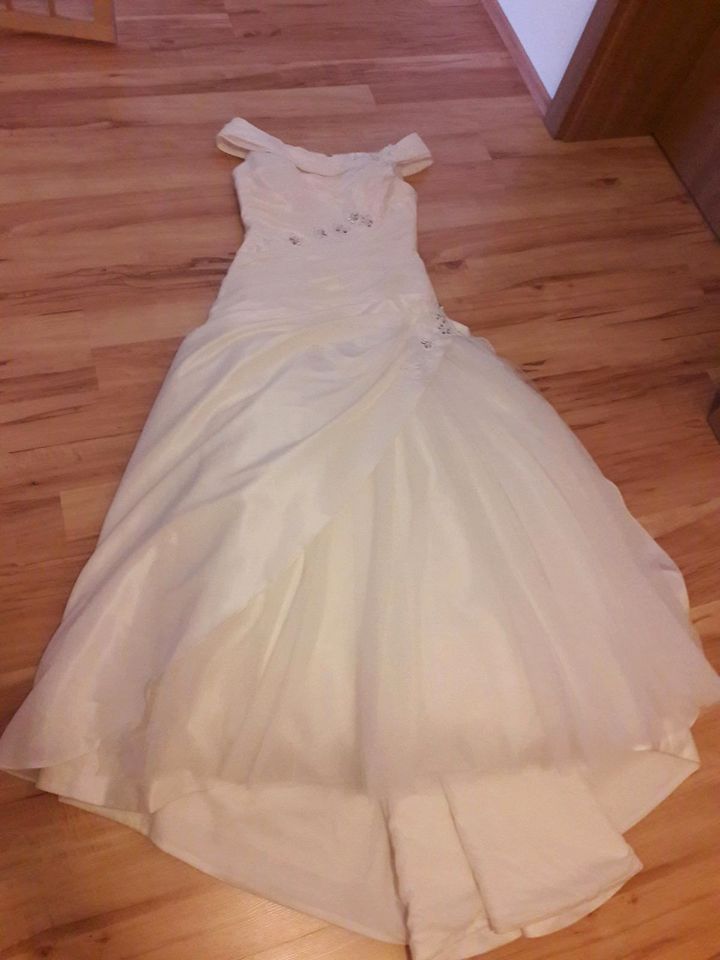 Brautkleid mit Schleier in Schaufling