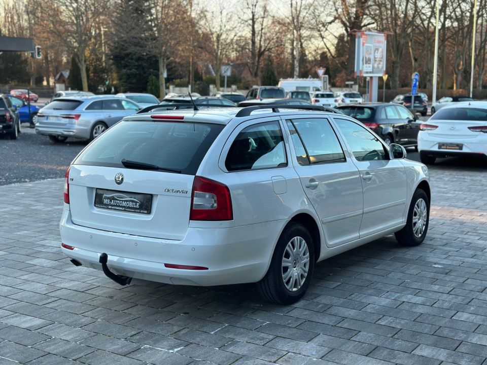 Skoda Octavia Combi Ambiente 1.6 TDi Schiebedach AHK in Holzminden