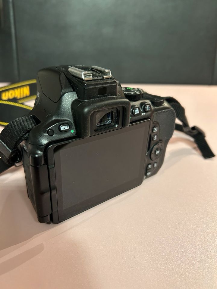 Nikon D5500 Body DSLR - sehr guter Zustand, inkl. OVP & Akkus in Düsseldorf