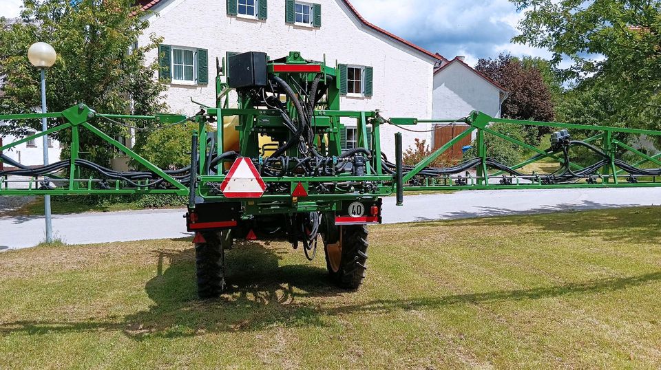 John Deere 832 Anhängespritze in Mering