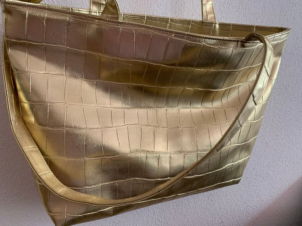 Goldene große Shopper Tasche mit Reissverschluss Top Zustand in Gauting