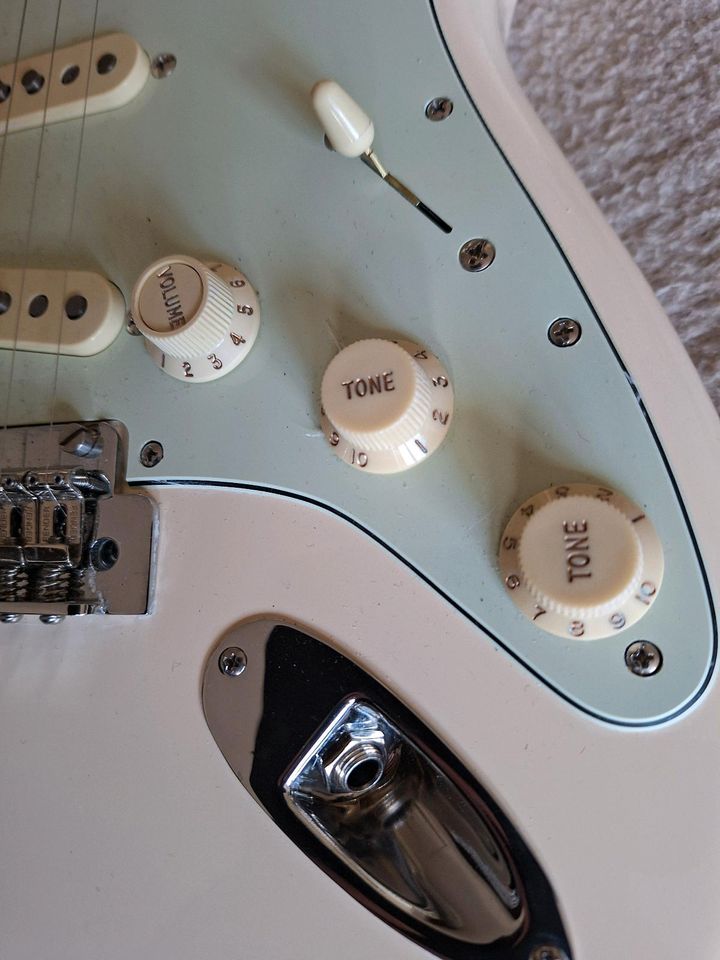 Fender Stratocaster Vintera olympic white in Oberhausen