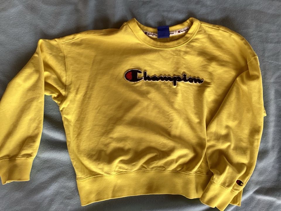 Sweatshirt „ Champion “   Größe S in Rellingen