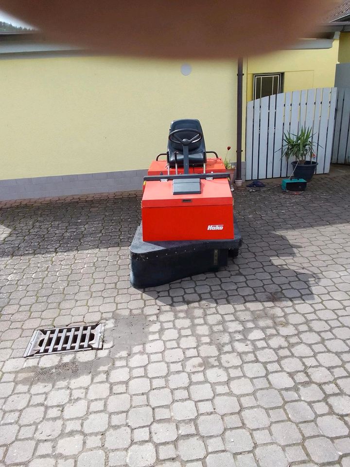 Kehrmaschine Haka Jonas 1000 Gasantrieb Aufsitzkehrmaschine in Faulbach