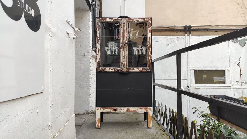 Design Vitrine in schwarz mit alten Holzfenstern in Dortmund