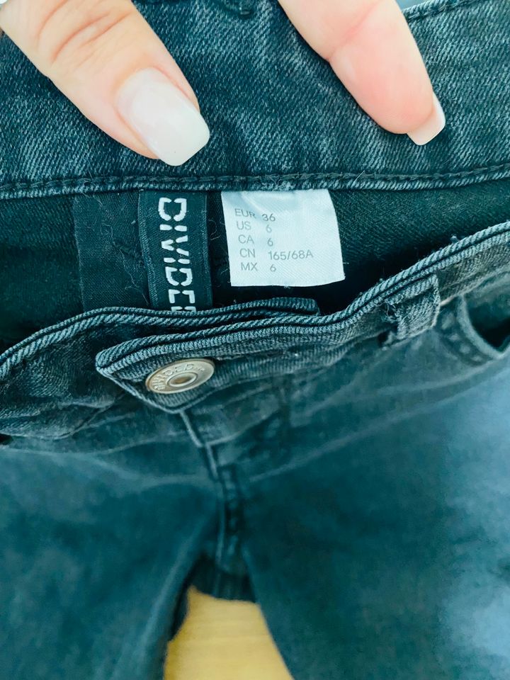 H&M JEANSHOSE Schwarz Gr S 36 W25 L32 Jeans Röhre Karottenjeans in Heidelberg