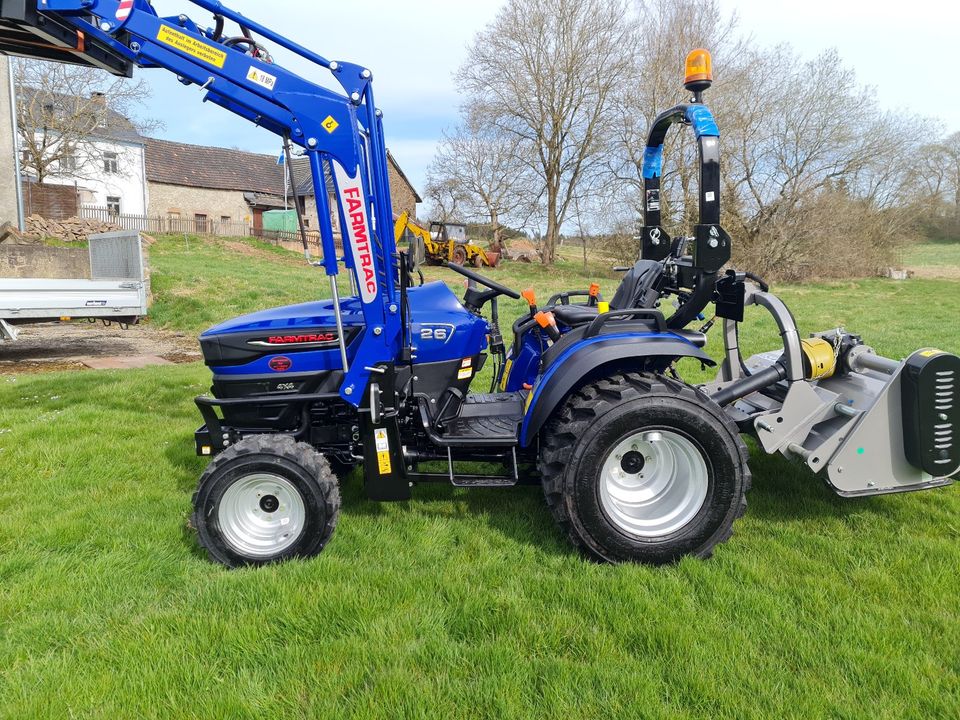 Kleintraktor Farmtrac 26 Allrad +Frontlader+Jansen Mulcher in Arzfeld