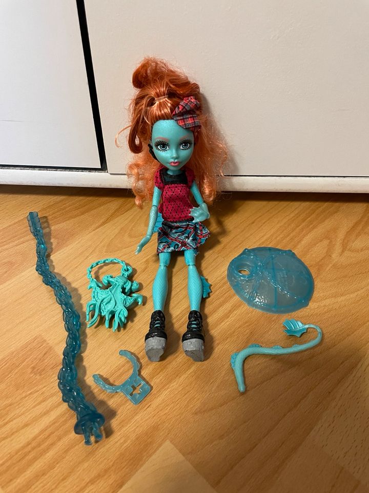 Barbie Monster high Puppen in Norderstedt