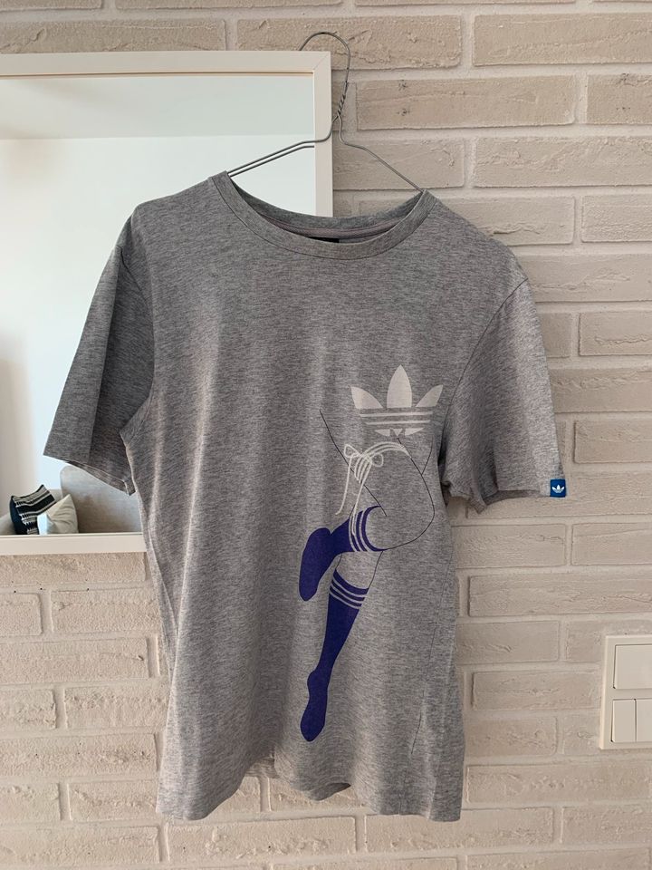 Graues adidas T-shirt mit lila Stutzen in München