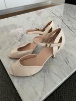 Wie neu Esprit Absatzschuhe High Heels Brautschuhe 39 ivory weiß Hessen - Limburg Vorschau