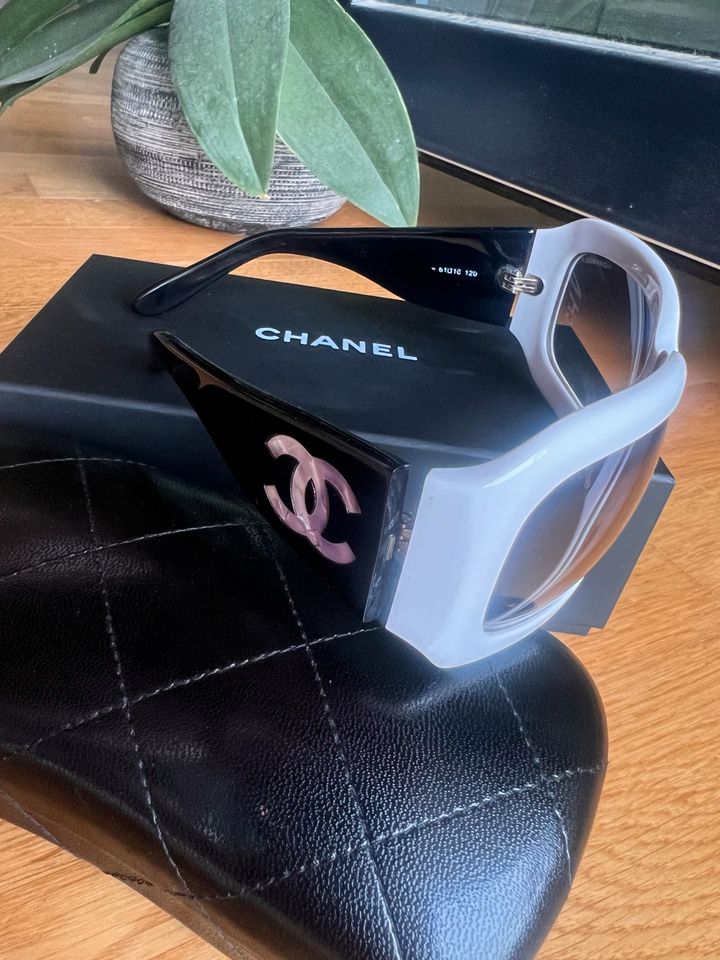 Chanel weiße Sonnenbrille in Berlin