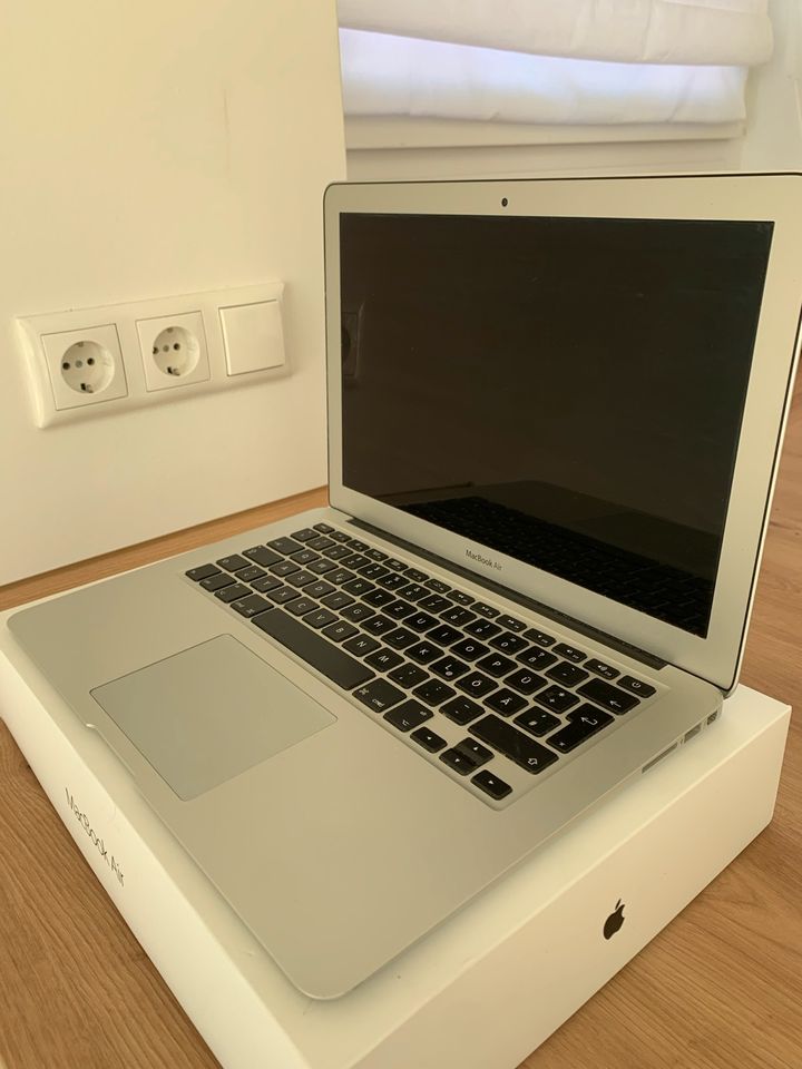 MacBook Air   128 GB mit Ladekabel in Nauen