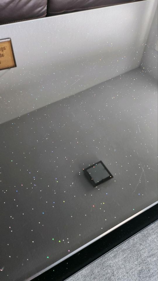 Stylischer Wohnzimmer-Tisch aus schwarzem Glas 'Sternenstaub' in Hückeswagen