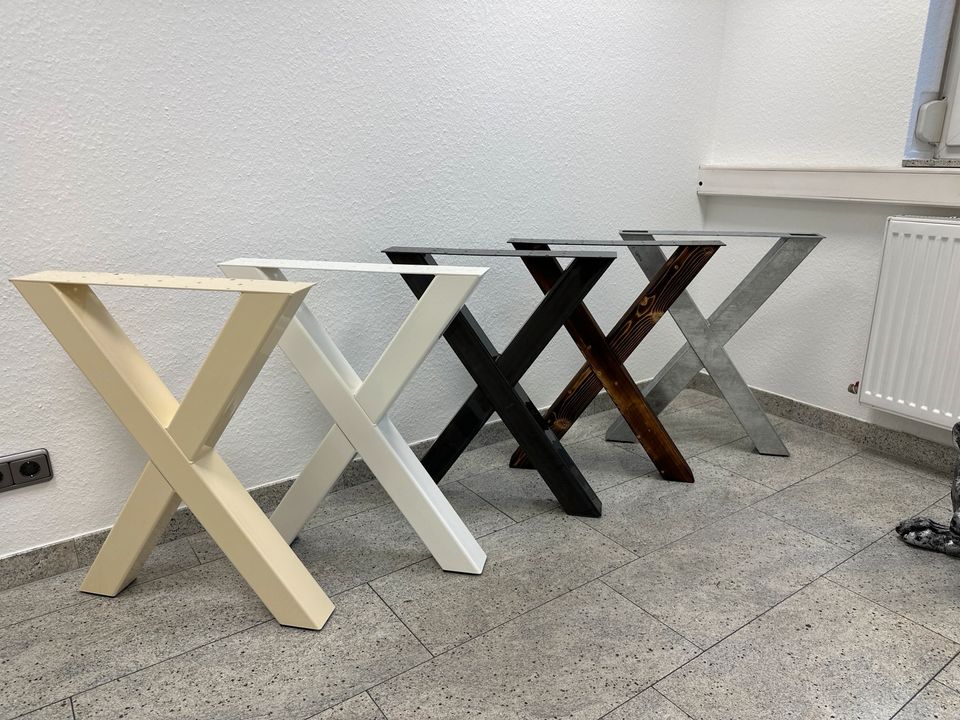 Möbel Ausstellung Tisch Esstisch Esszimmer Gestell Holz Glas in Castrop-Rauxel