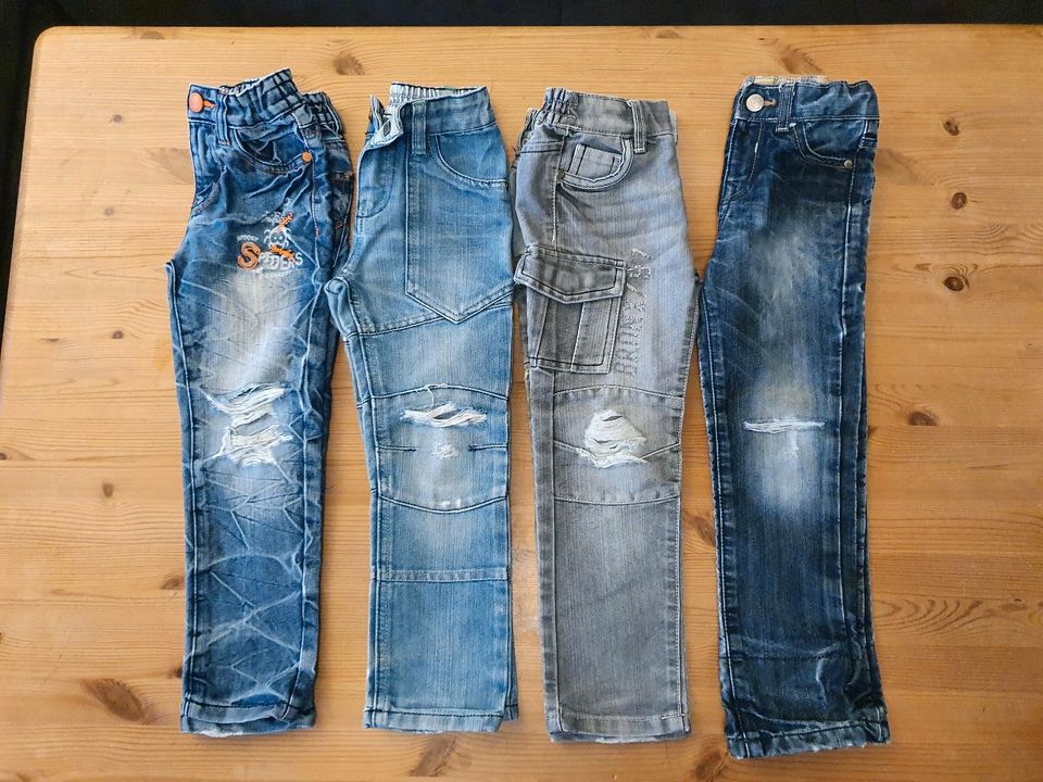 4 coole Jeans, Größe 104 in Giesen