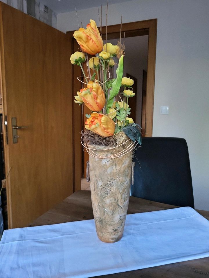 Bodenvase mit Kunstblumen in Lengerich