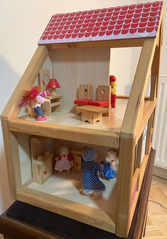 Hochwertiges Puppenhaus aus Massivholz mit viel Puppen und Möbeln in Hamburg