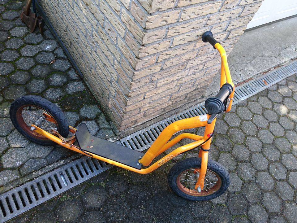 einige versch. Kinder Fahrräder Räder und Roller / Scooter in Menden