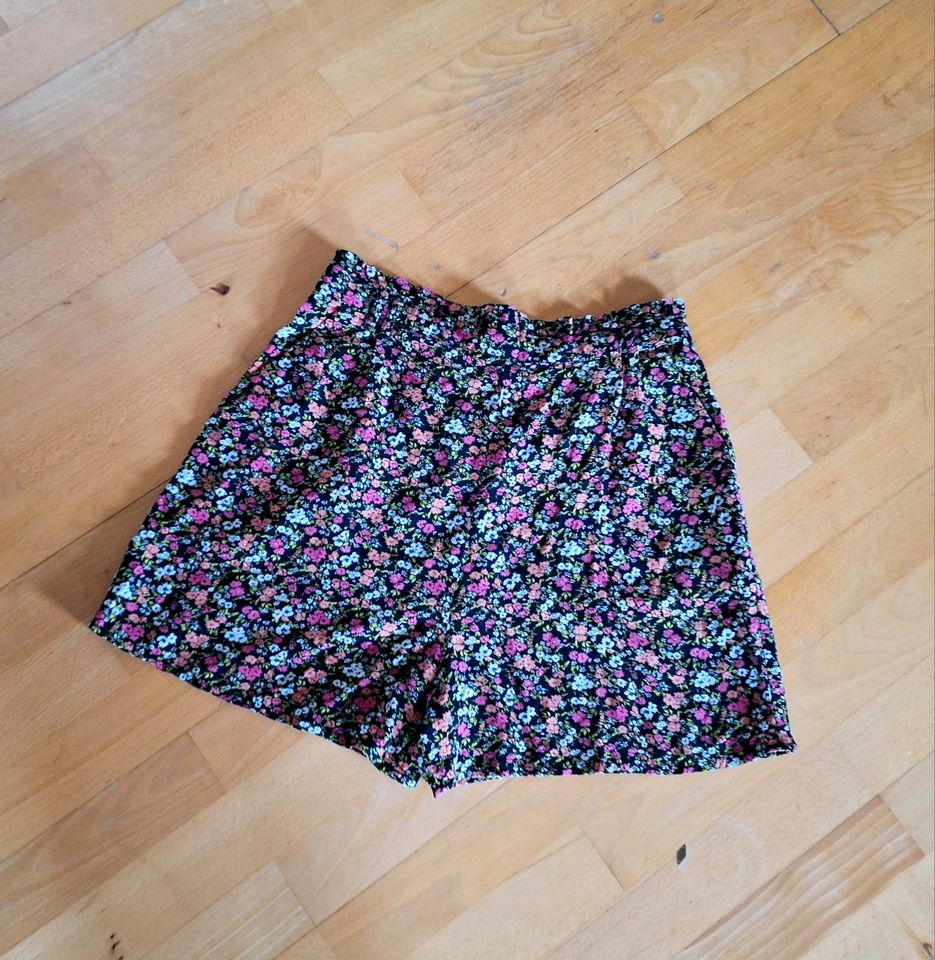 Bunte Short | Größe 36 | Nr. Hose in Langenfeld