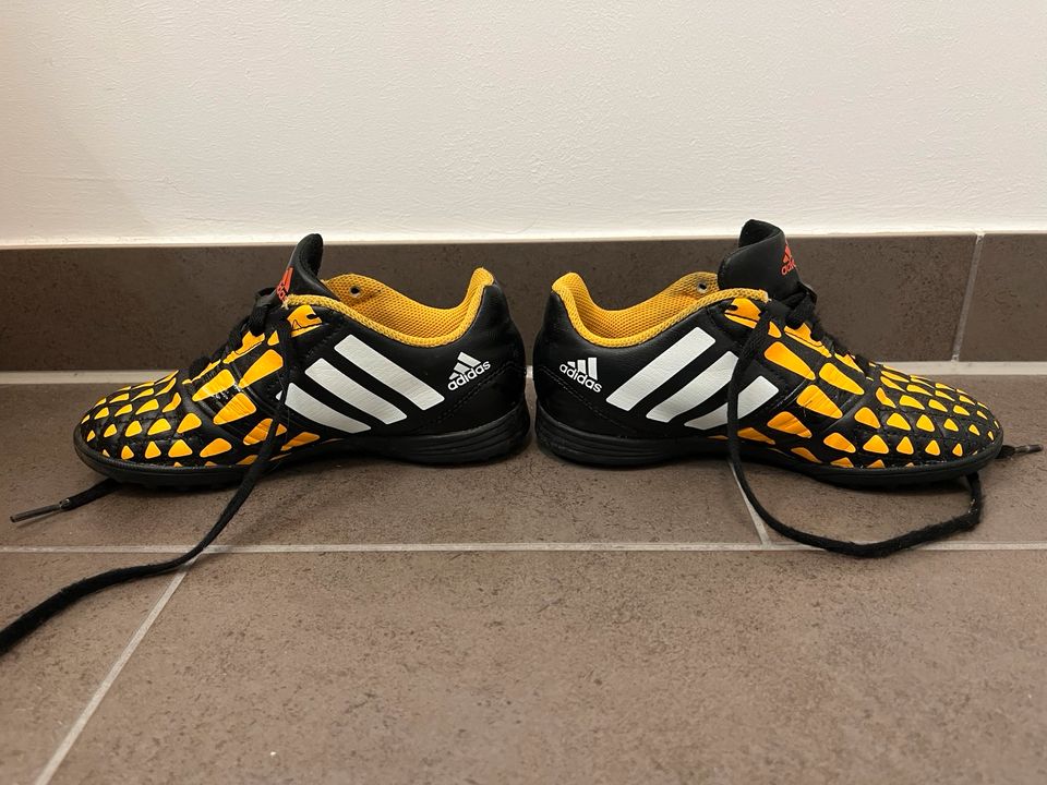 Adidas Fußballschuhe Gr. 32 in München