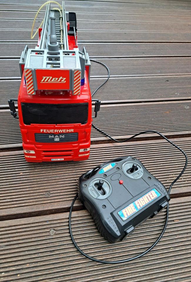 Dicki Toys ferngesteuertes Feuerwehrauto mit Wasser, Licht, Sound in Hargesheim