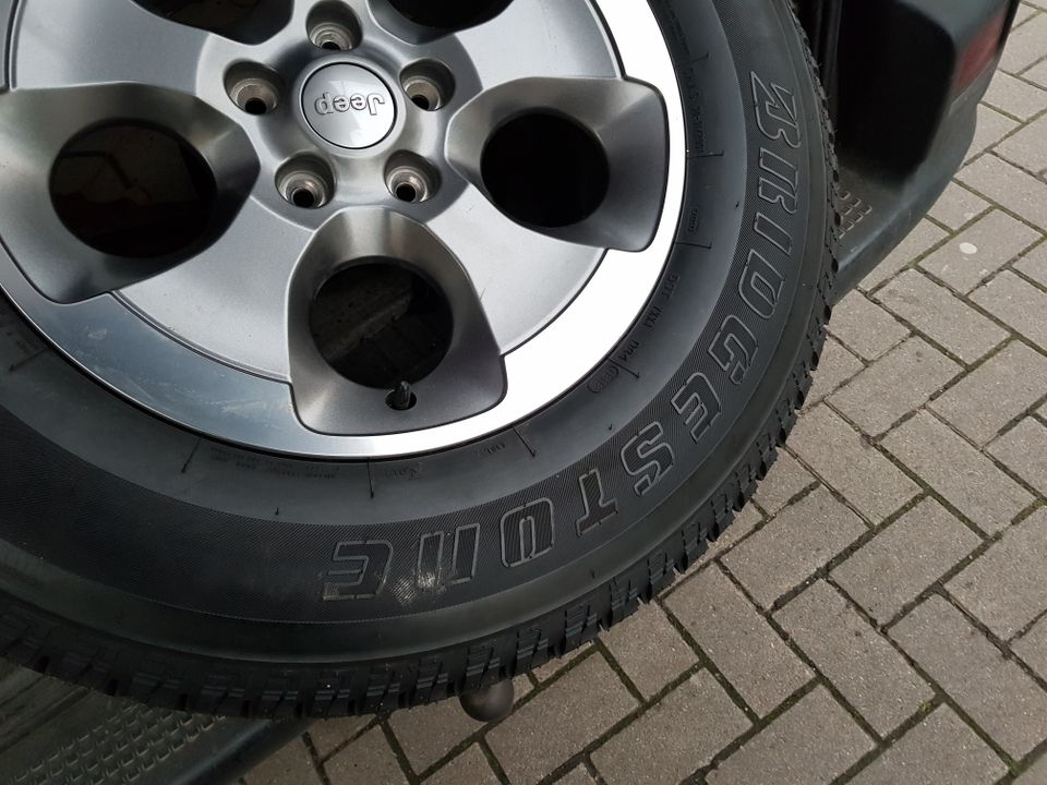 Jeep Wrangler 255/70R18 113S 5ZD03TRMAA 5MY08TRMAA 02113C03 in Bad Oeynhausen