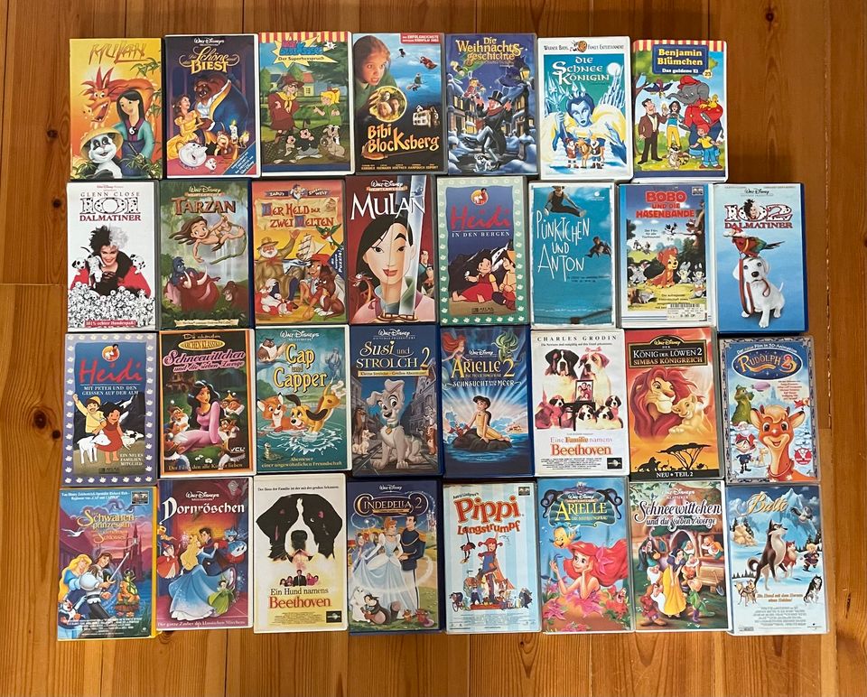 LG VHS Videorecorder + 31 Videokassetten für Kinder in Berlin