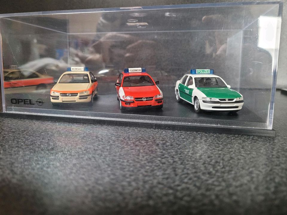 Opel Modell Omega Vectra 1:43 Polizei Feuerwehr Werksartz in Frei-Laubersheim