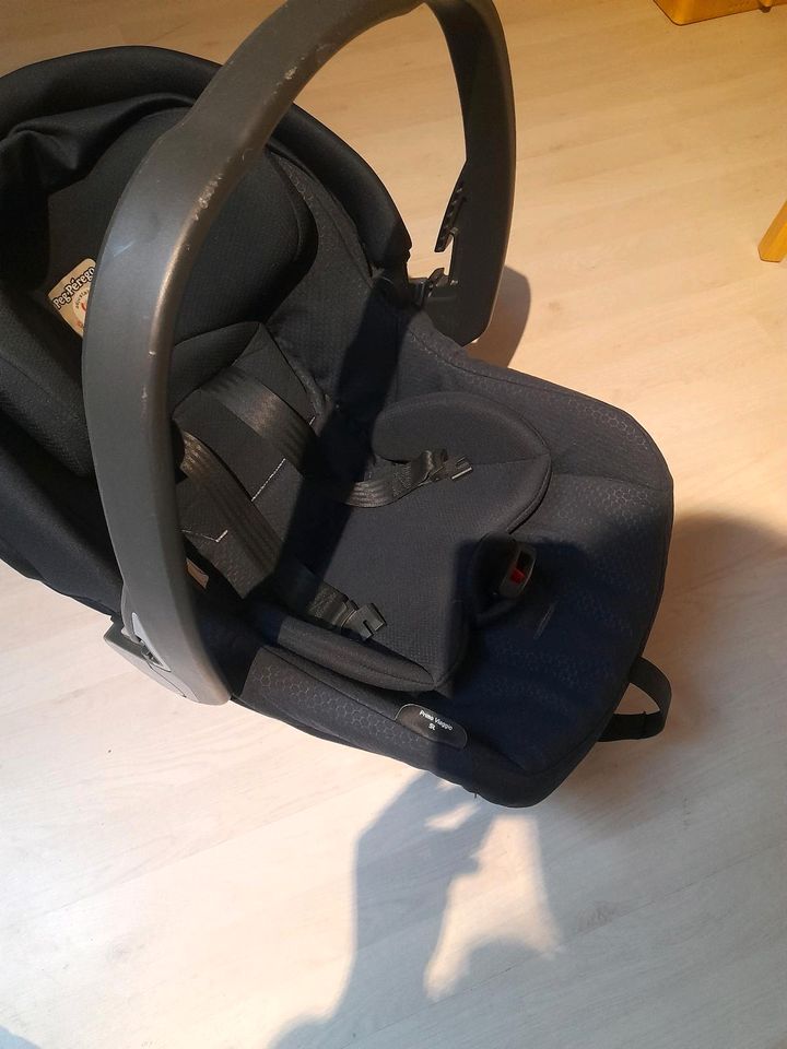 Babyschale Autositz peg perego in Frankfurt am Main