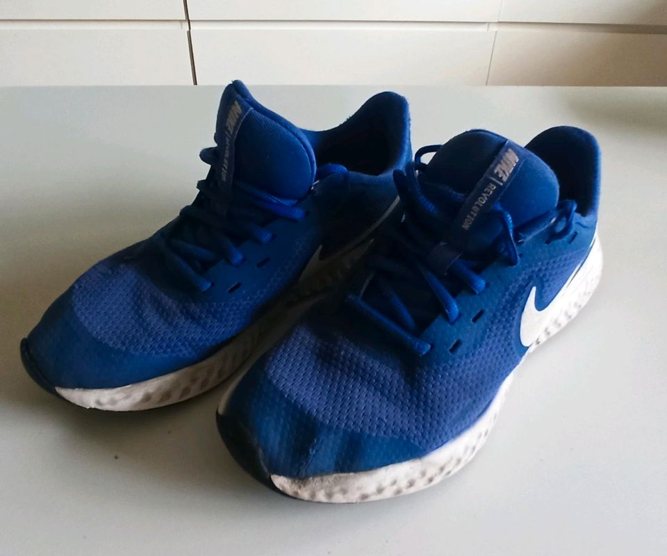 39 Nike Sportschuhe Sneaker Schuhe Kinder Jungen blau Turnschuhen in Berlin