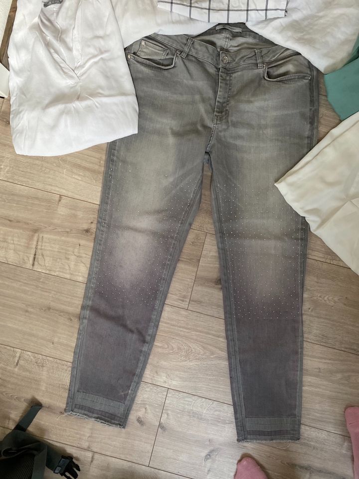 Monari Jeans Gr. 44, weiße Bluse Gr. 44, 46, XL, Made in Italy in Nauheim