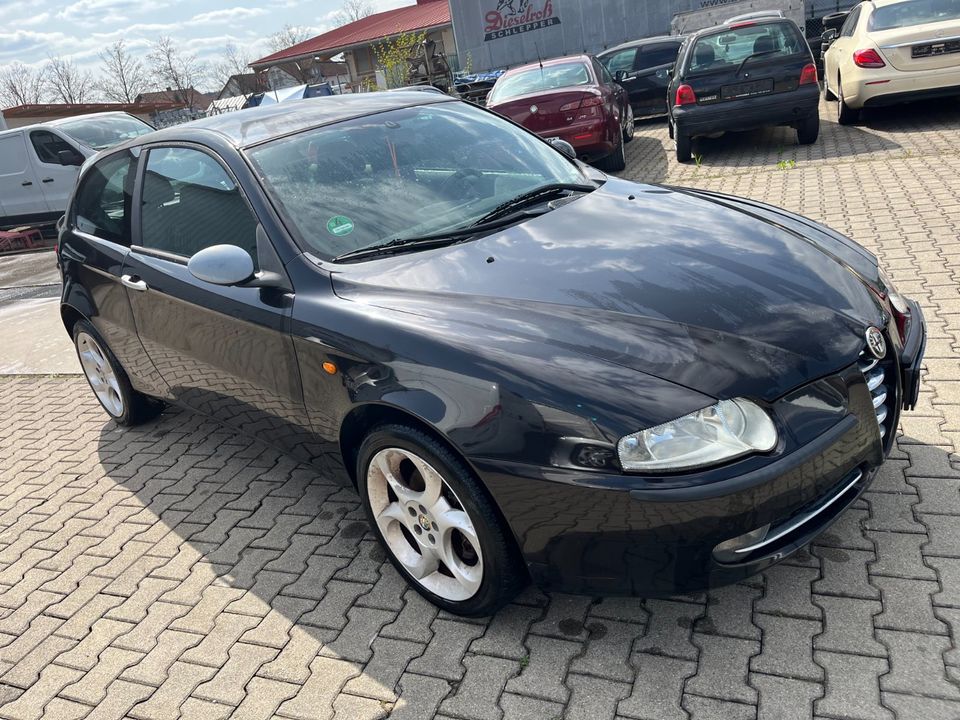 Alfa 147 Schwarz mit TÜV in Dietenheim