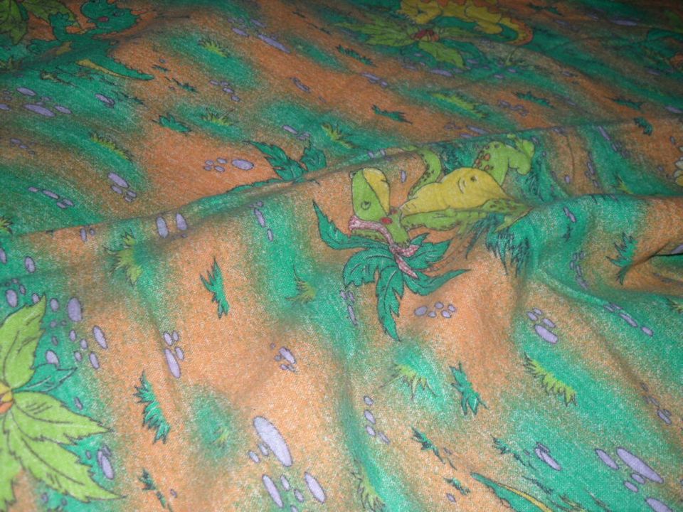 Niedliche, flauschige Dino-Biberbettwäsche mit Plüschtieren in Zeven