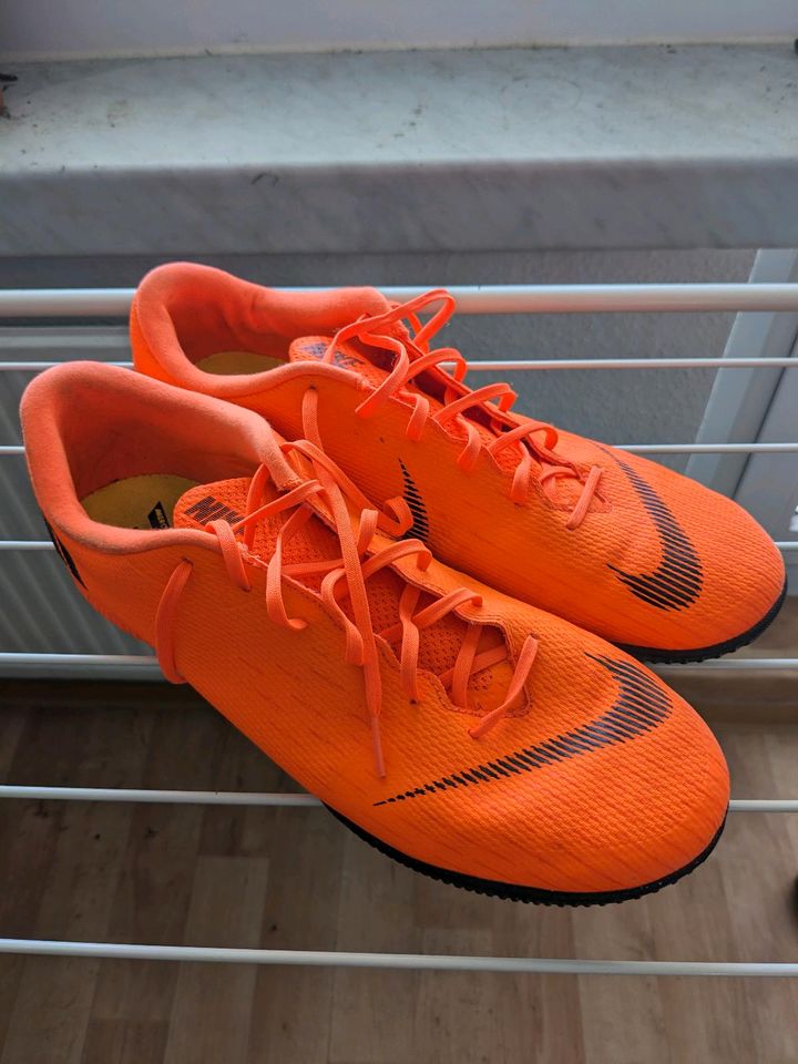 Orangene Hallenfußballschuhe Nike Mercurial X in Greifswald