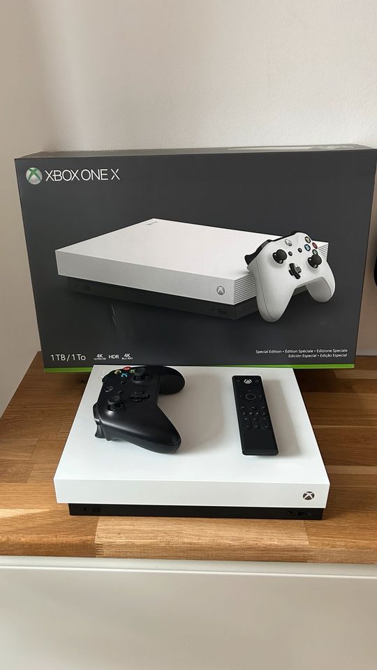 Xbox One X 1TB weiss, mit OV, Controller & Fernbedienung in Berlin