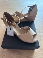 NEU MIT ETIKETT Tommy Hilfiger Sandale in Gr. 39 Hessen - Walluf Vorschau
