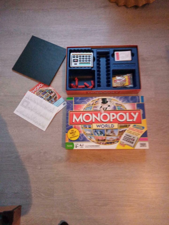 Spielesammlung laut Fotos: Monopoly, Zatre, Trivial Pursuit usw in Herne