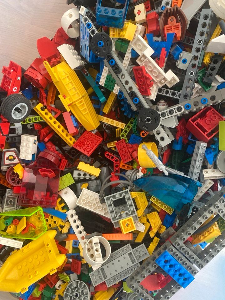 Eine Kiste voller Lego Technik (viele Star Wars Teile) in Mainz